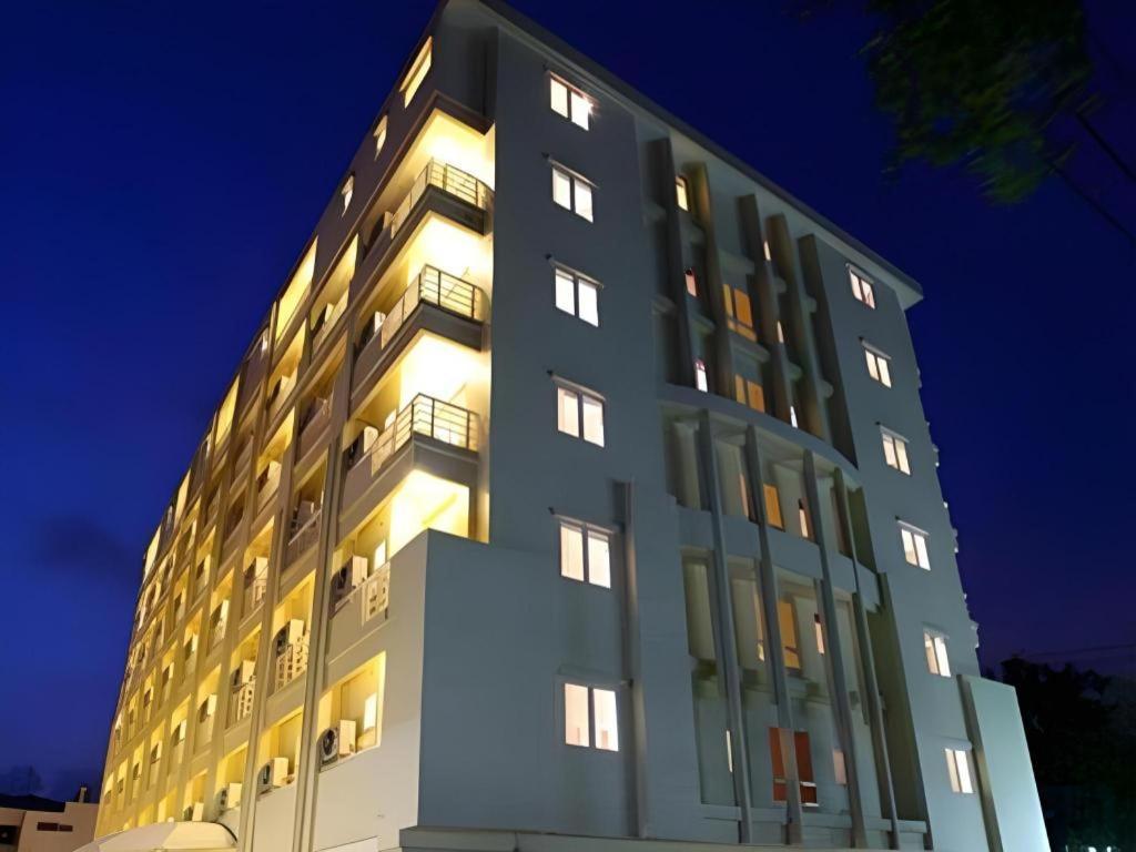 Clef Hotel Bangkok Exterior foto